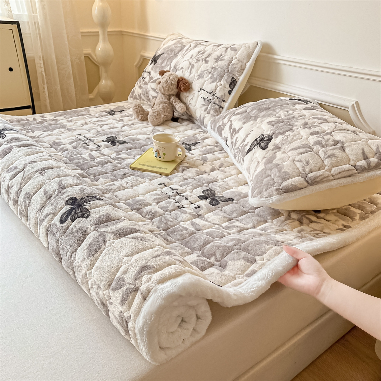 91家纺网 家纺一手货源 找家纺 美澳家纺 2025新款印花牛奶绒加厚夹棉床褥床垫 黑蝴蝶