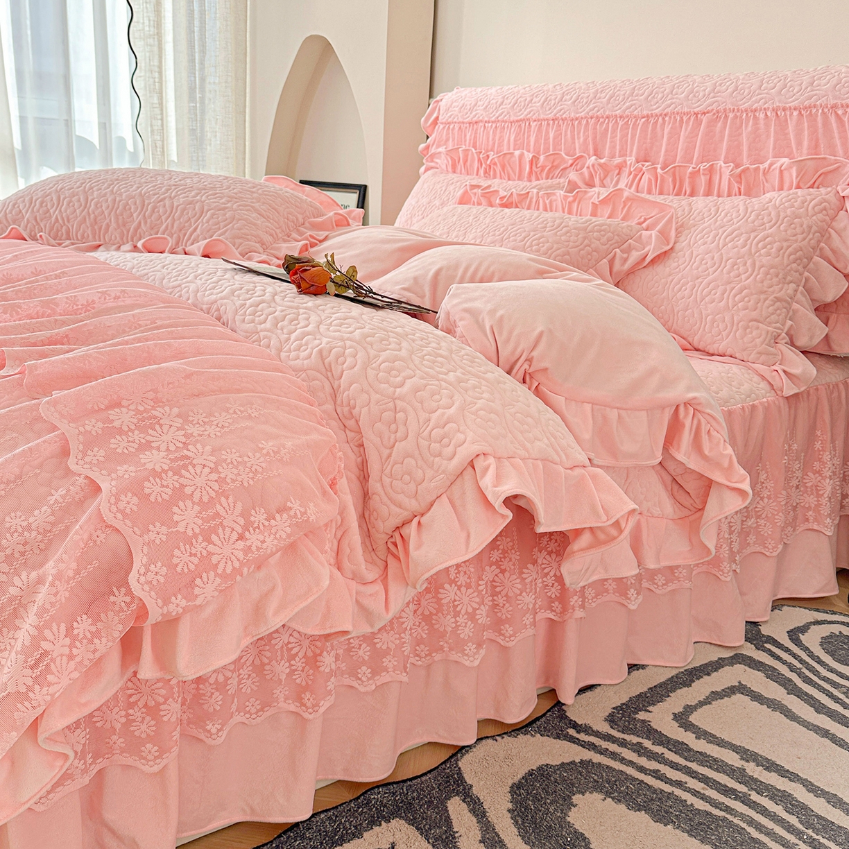 91家纺网 家纺一手货源 找家纺 （总）情恒家纺 2025新款宝宝绒夹棉单品床裙单件床裙玫瑰盛典系列