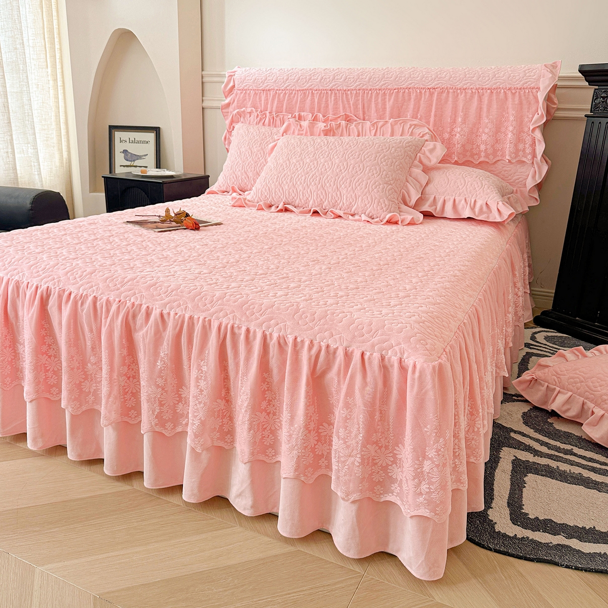 91家纺网 家纺一手货源 找家纺 情恒家纺 2025新款宝宝绒夹棉单品床裙单件床裙玫瑰盛典系列 玫瑰盛典 香妃粉