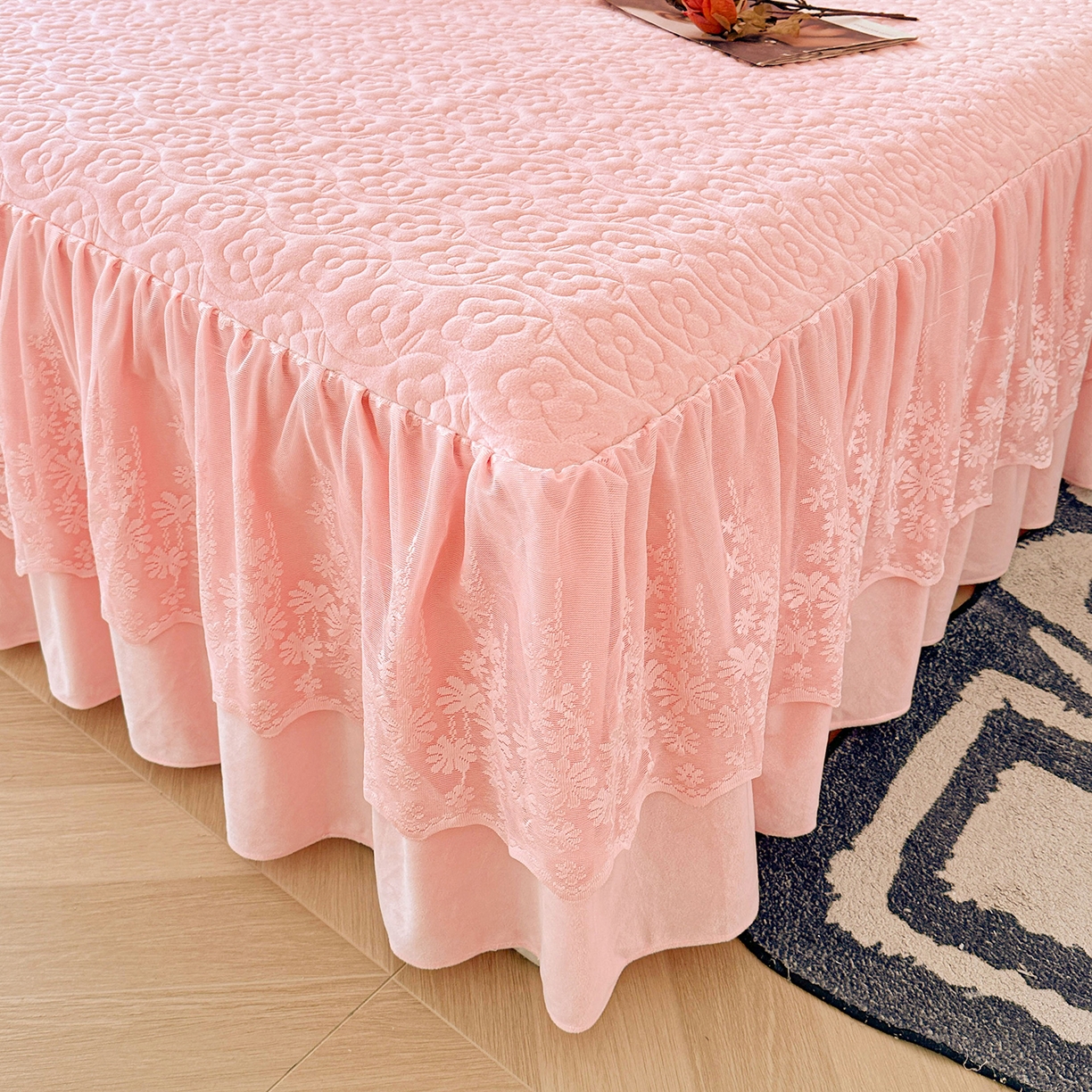 91家纺网 家纺一手货源 找家纺 情恒家纺 2025新款宝宝绒夹棉单品床裙单件床裙玫瑰盛典系列 玫瑰盛典 香妃粉