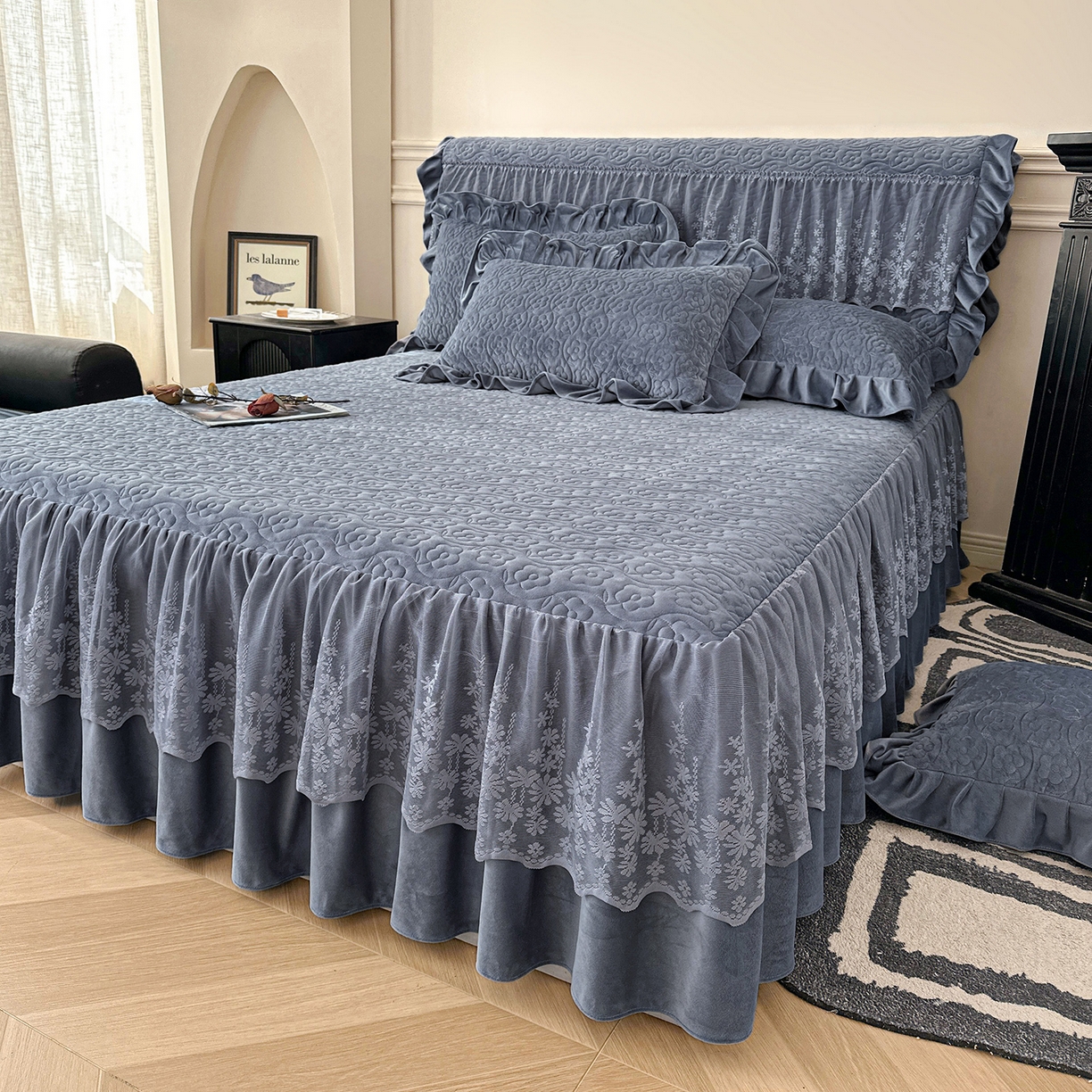 91家纺网 家纺一手货源 找家纺 情恒家纺 2025新款宝宝绒夹棉单品床裙单件床裙玫瑰盛典系列 玫瑰盛典 静夜灰