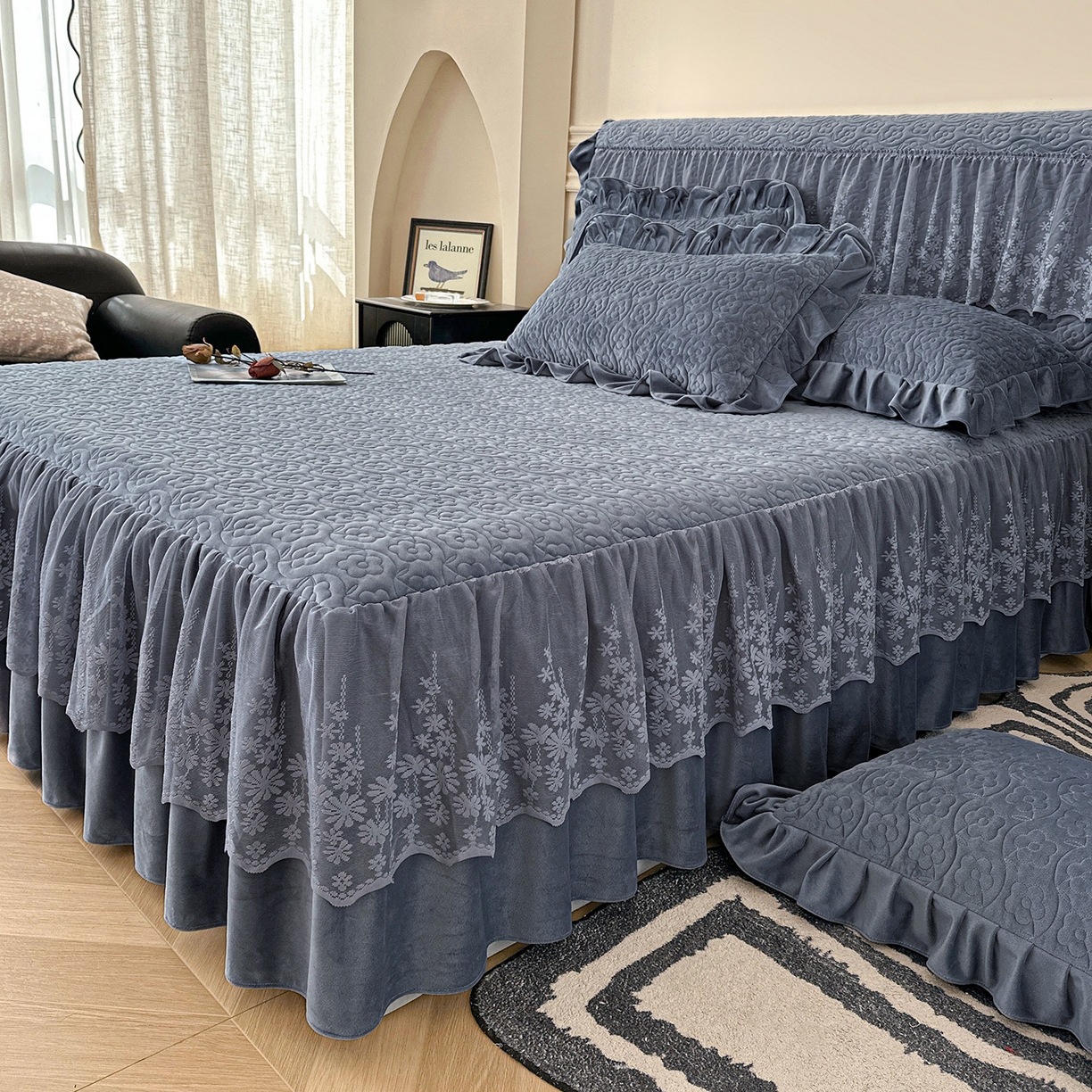 91家纺网 家纺一手货源 找家纺 情恒家纺 2025新款宝宝绒夹棉单品床裙单件床裙玫瑰盛典系列 玫瑰盛典 静夜灰