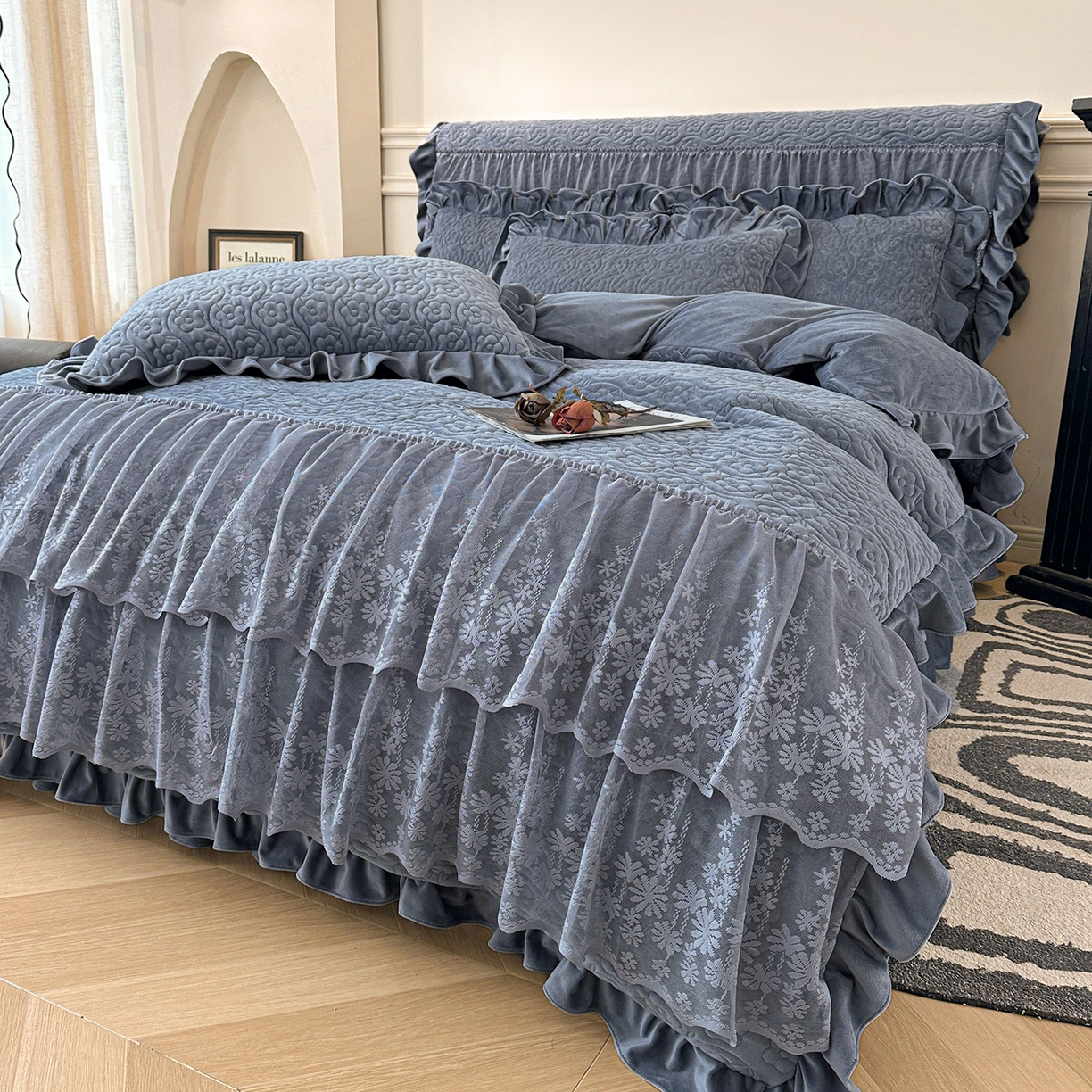 91家纺网 家纺一手货源 找家纺 情恒家纺 2025新款宝宝绒夹棉单品床裙单件床裙玫瑰盛典系列 玫瑰盛典 静夜灰