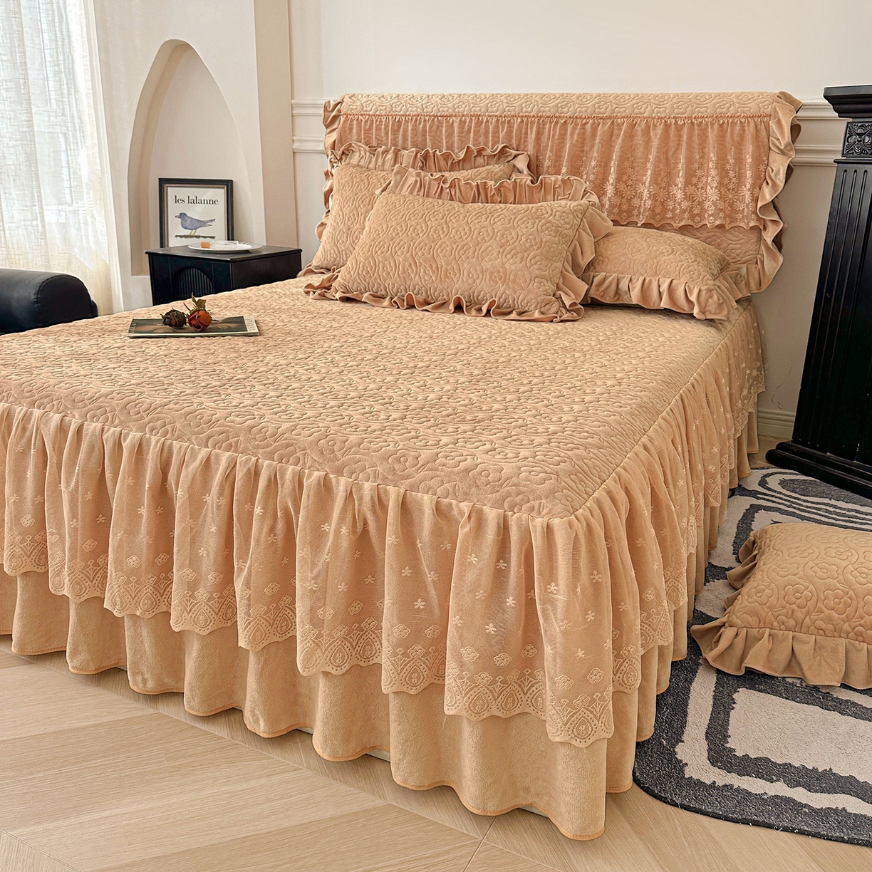 91家纺网 家纺一手货源 找家纺 情恒家纺 2025新款宝宝绒夹棉单品床裙单件床裙玫瑰盛典系列 玫瑰盛典 暖驼色