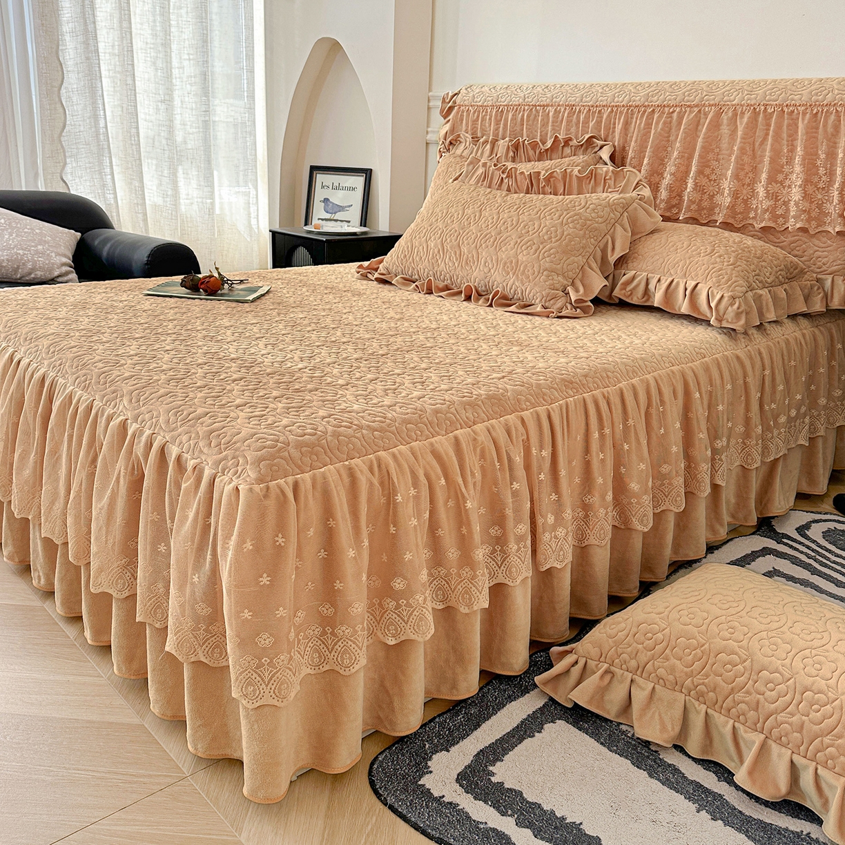 91家纺网 家纺一手货源 找家纺 情恒家纺 2025新款宝宝绒夹棉单品床裙单件床裙玫瑰盛典系列 玫瑰盛典 暖驼色