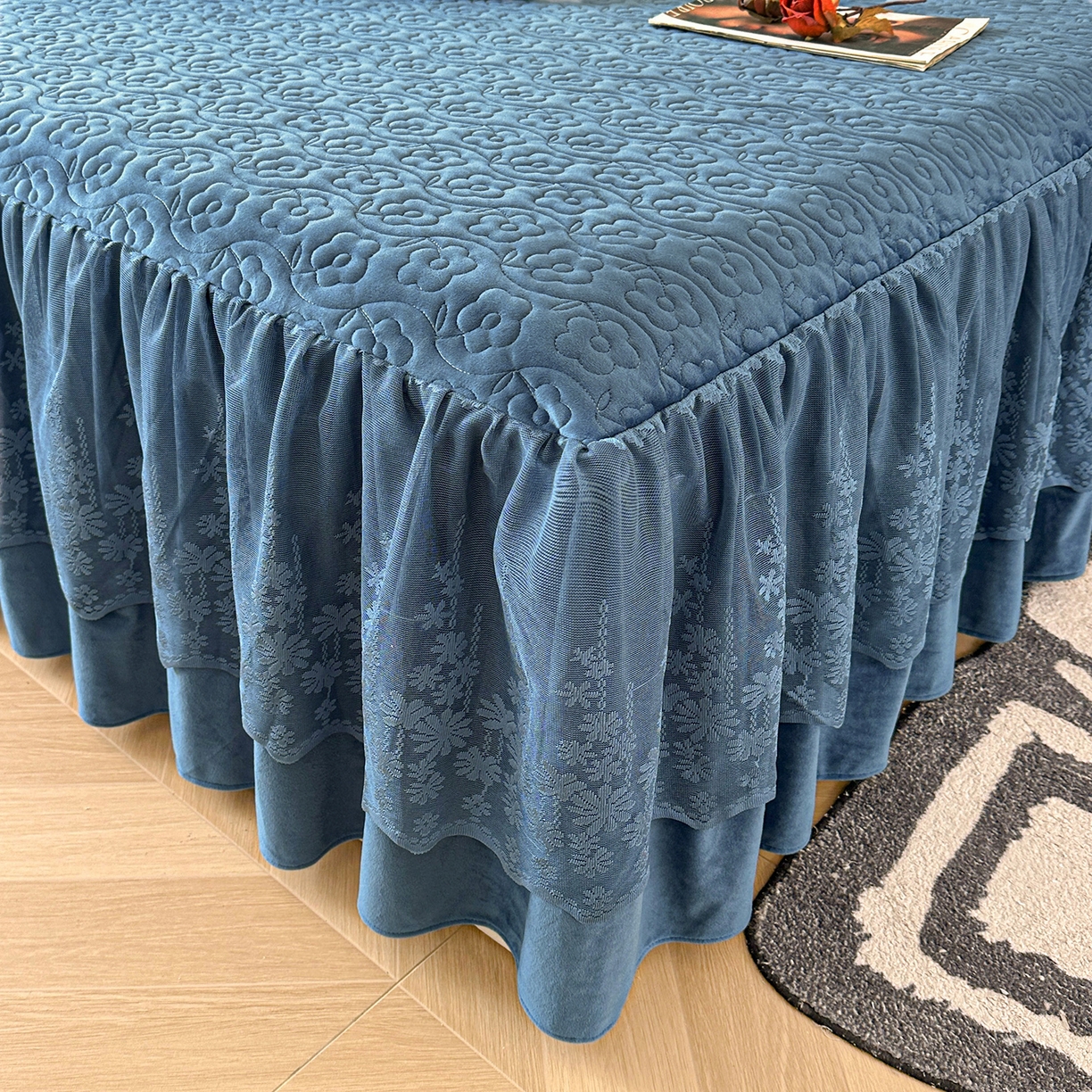 91家纺网 家纺一手货源 找家纺 情恒家纺 2025新款宝宝绒夹棉单品床裙单件床裙玫瑰盛典系列 玫瑰盛典 深海蓝