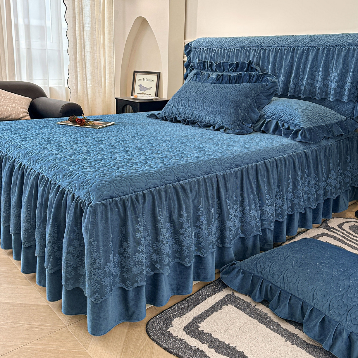 91家纺网 家纺一手货源 找家纺 情恒家纺 2025新款宝宝绒夹棉单品床裙单件床裙玫瑰盛典系列 玫瑰盛典 深海蓝