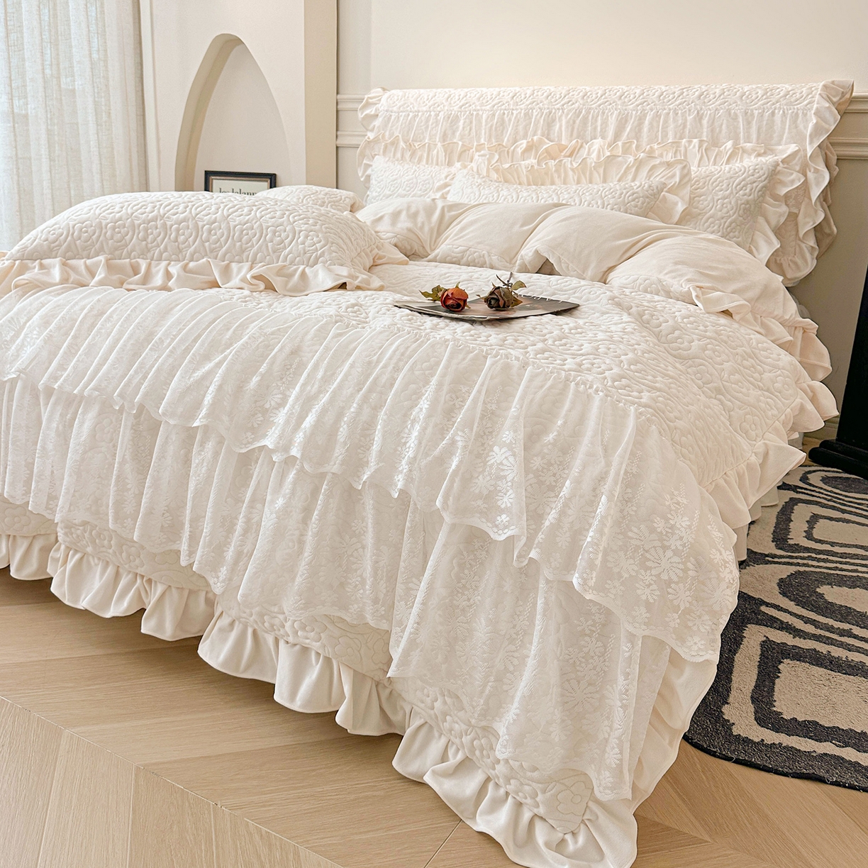 91家纺网 家纺一手货源 找家纺 情恒家纺 2025新款宝宝绒夹棉单品床裙单件床裙玫瑰盛典系列 玫瑰盛典 云朵白