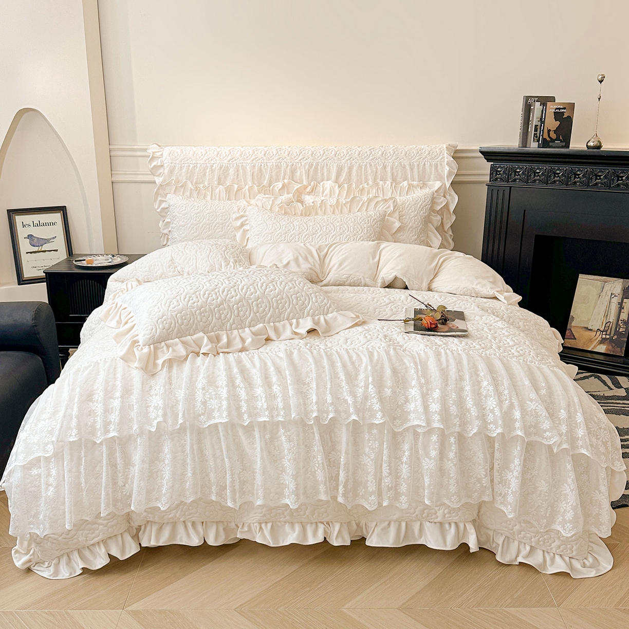 91家纺网 家纺一手货源 找家纺 情恒家纺 2025新款宝宝绒夹棉单品床裙单件床裙玫瑰盛典系列 玫瑰盛典 云朵白