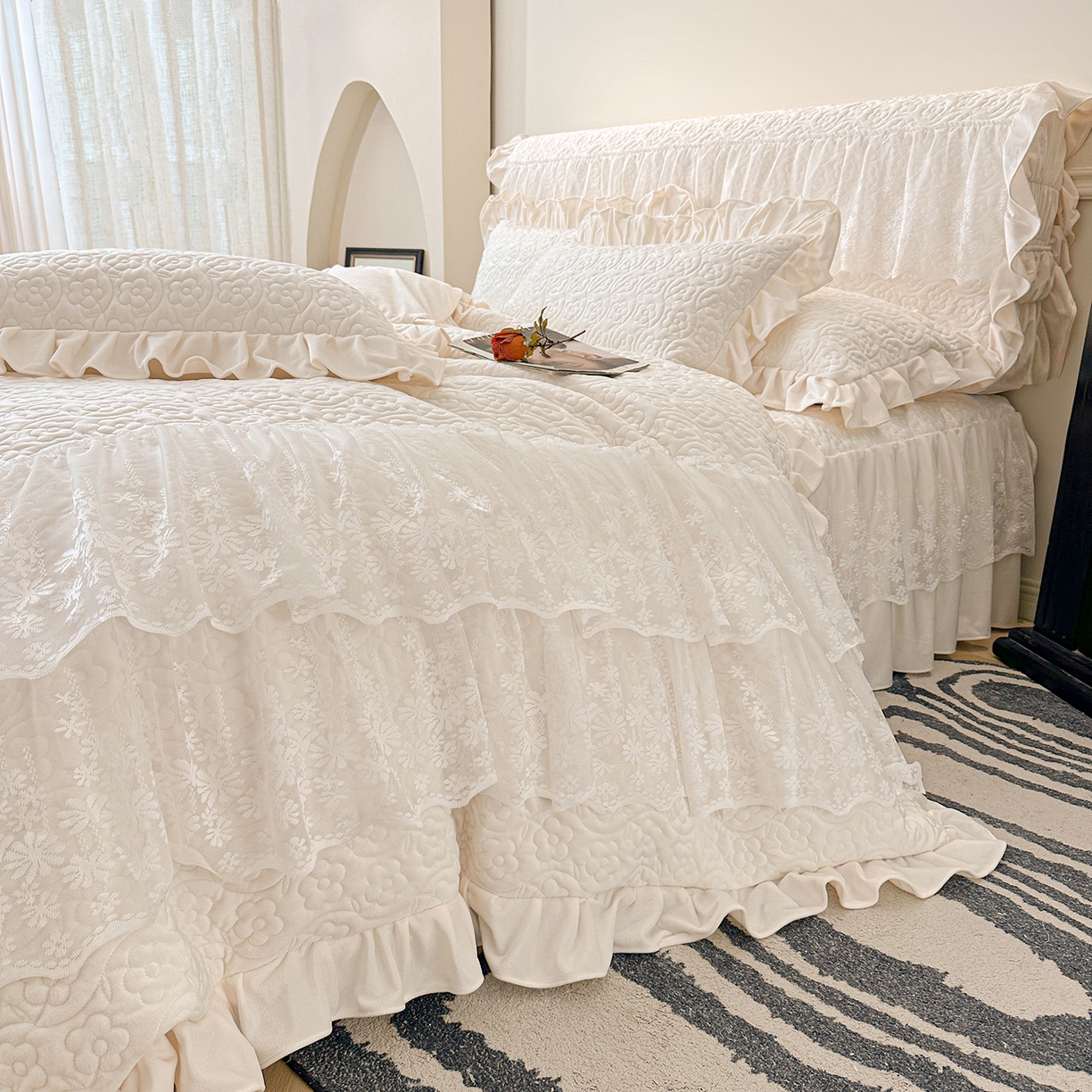 91家纺网 家纺一手货源 找家纺 情恒家纺 2025新款宝宝绒夹棉单品床裙单件床裙玫瑰盛典系列 玫瑰盛典 云朵白