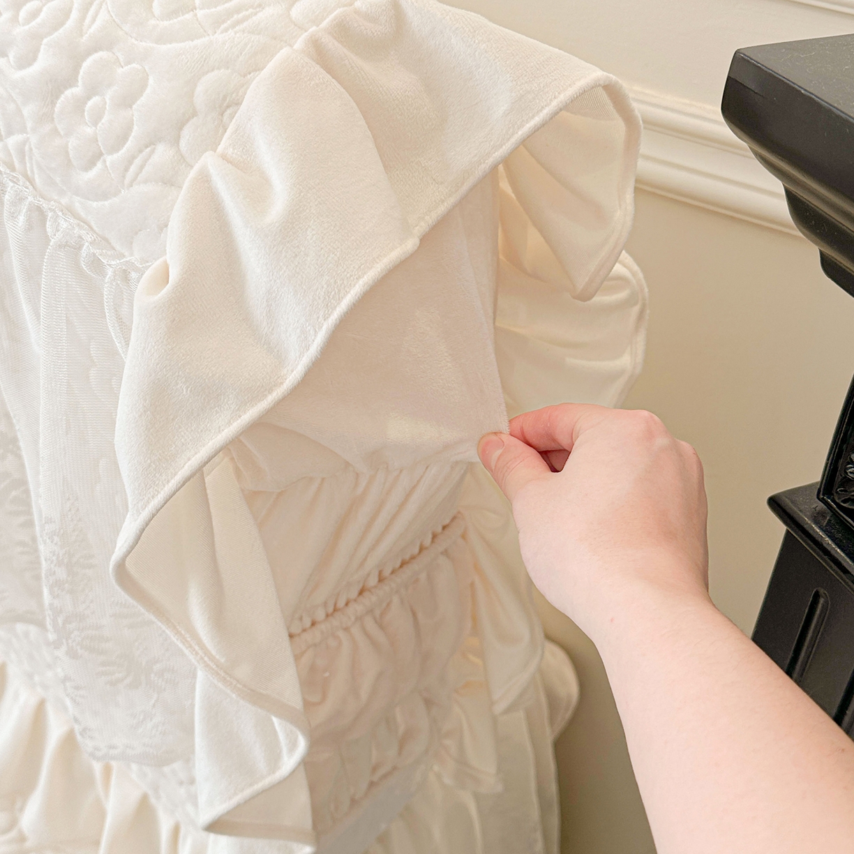 91家纺网 家纺一手货源 找家纺 情恒家纺 2025新款宝宝绒夹棉单品床裙单件床裙玫瑰盛典系列 玫瑰盛典 云朵白