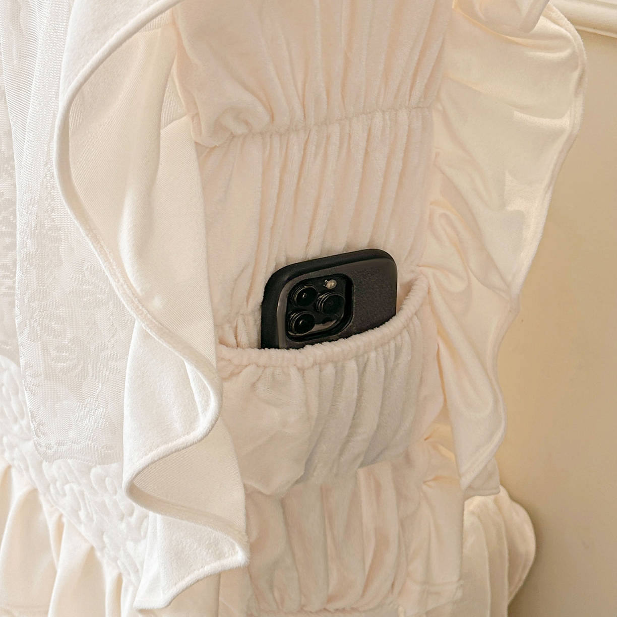 91家纺网 家纺一手货源 找家纺 情恒家纺 2025新款宝宝绒夹棉单品床裙单件床裙玫瑰盛典系列 玫瑰盛典 云朵白