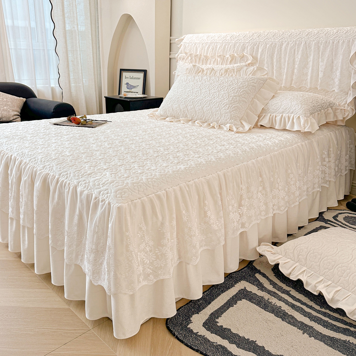 91家纺网 家纺一手货源 找家纺 情恒家纺 2025新款宝宝绒夹棉单品床裙单件床裙玫瑰盛典系列 玫瑰盛典 云朵白