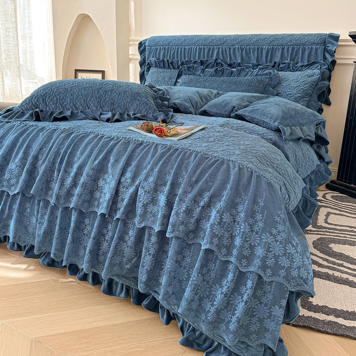 91家纺网 家纺一手货源 找家纺 （总）情恒家纺 2025新款宝宝绒夹棉床裙三四五件套-玫瑰盛典