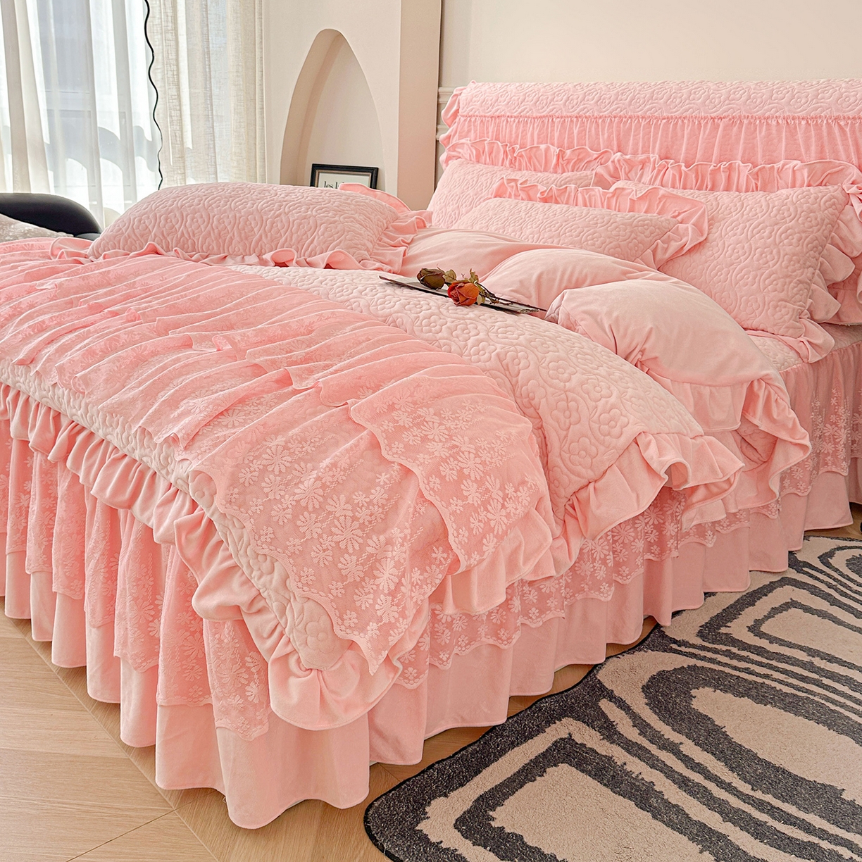 91家纺网 家纺一手货源 找家纺 情恒家纺 2025新款宝宝绒夹棉床裙三四五件套-玫瑰盛典 玫瑰盛典 香妃粉