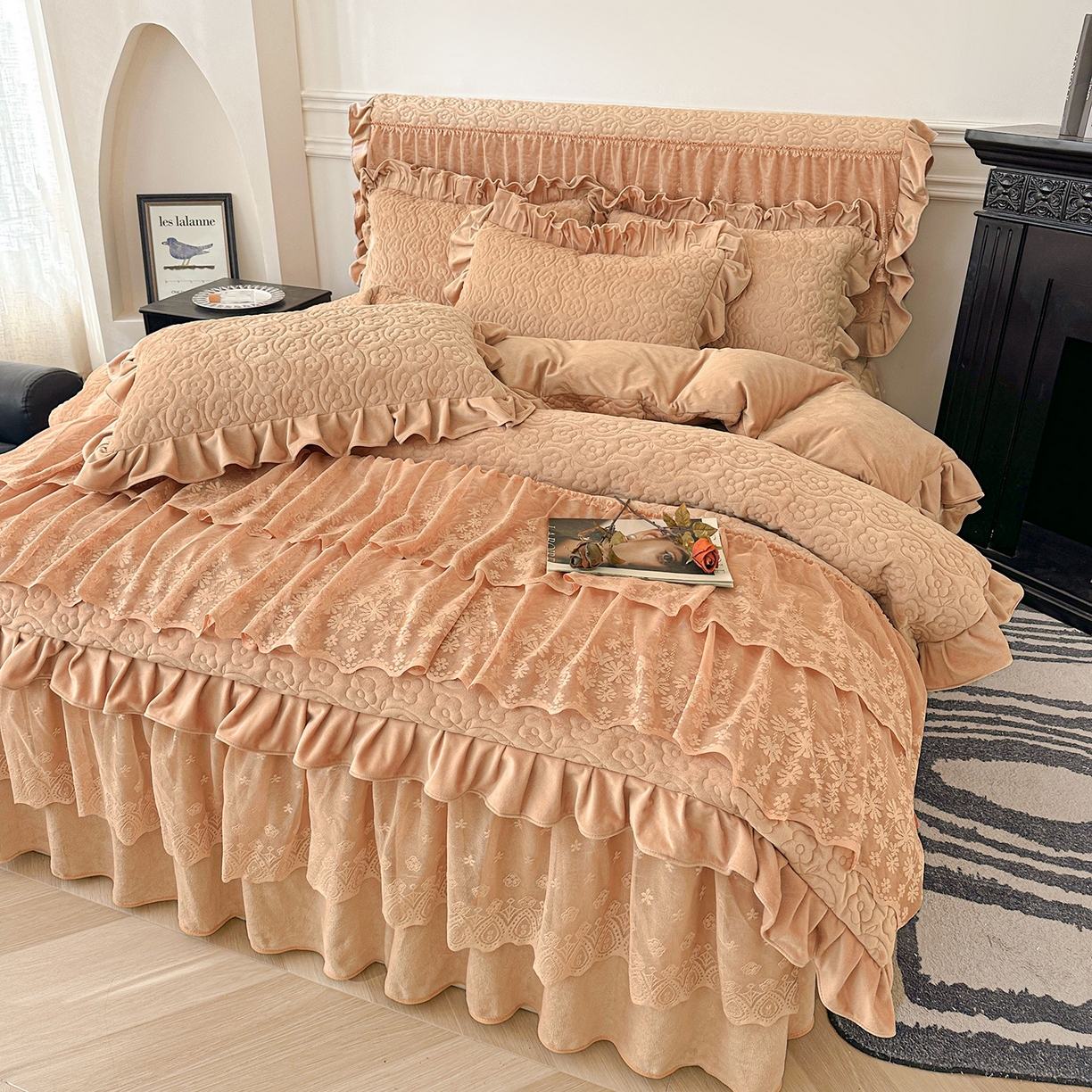 91家纺网 家纺一手货源 找家纺 情恒家纺 2025新款宝宝绒夹棉床裙三四五件套-玫瑰盛典 玫瑰盛典 暖驼色