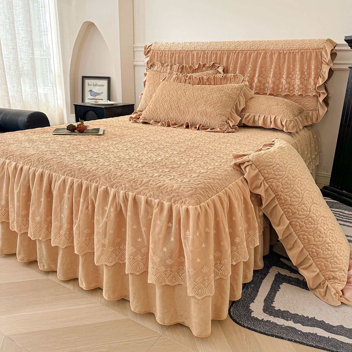 91家纺网 家纺一手货源 找家纺 情恒家纺 2025新款宝宝绒夹棉床裙三四五件套-玫瑰盛典 玫瑰盛典 暖驼色