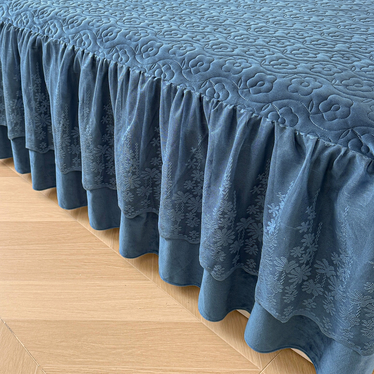 91家纺网 家纺一手货源 找家纺 情恒家纺 2025新款宝宝绒夹棉床裙三四五件套-玫瑰盛典 玫瑰盛典 深海蓝