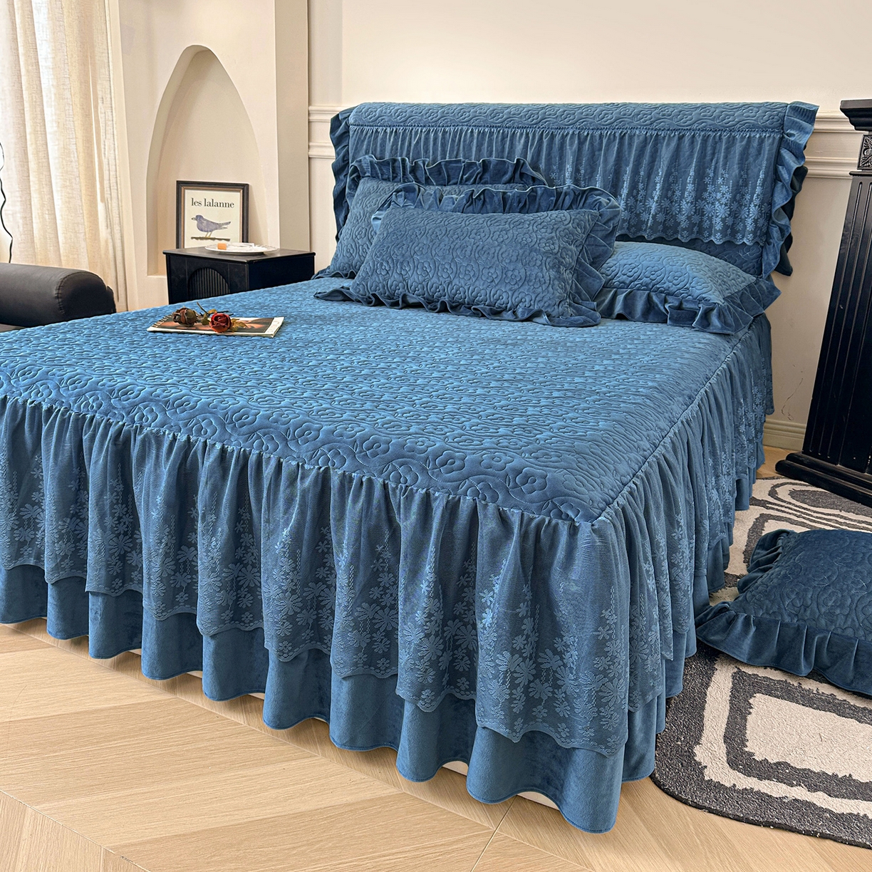 91家纺网 家纺一手货源 找家纺 情恒家纺 2025新款宝宝绒夹棉床裙三四五件套-玫瑰盛典 玫瑰盛典 深海蓝