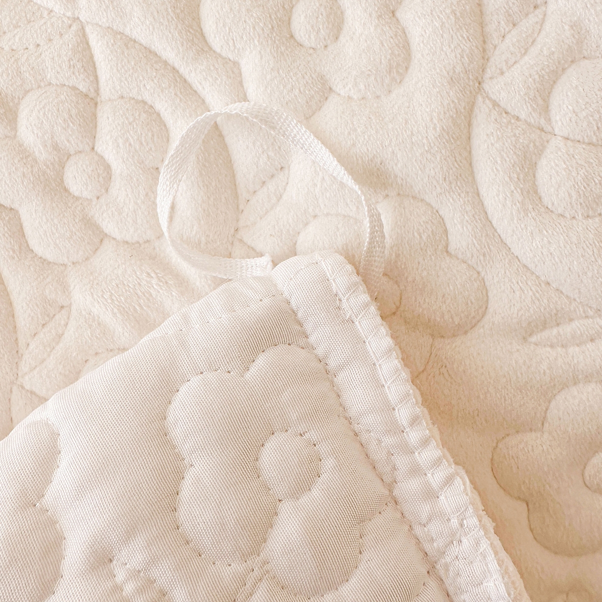 91家纺网 家纺一手货源 找家纺 情恒家纺 2025新款宝宝绒夹棉床裙三四五件套-玫瑰盛典 玫瑰盛典 云朵白