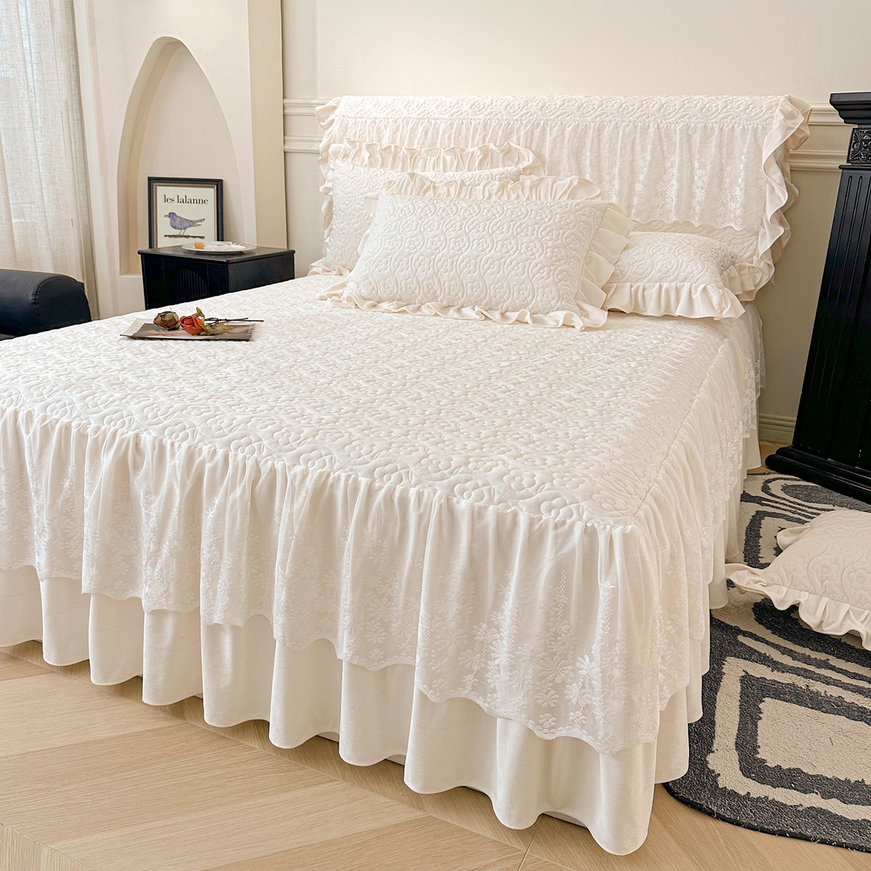 91家纺网 家纺一手货源 找家纺 情恒家纺 2025新款宝宝绒夹棉床裙三四五件套-玫瑰盛典 玫瑰盛典 云朵白