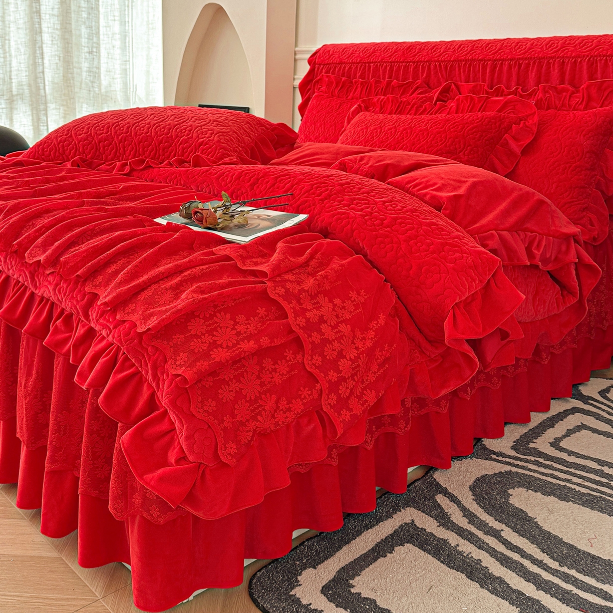 91家纺网 家纺一手货源 找家纺 情恒家纺 2025新款宝宝绒夹棉床裙三四五件套-玫瑰盛典 玫瑰盛典 中国红