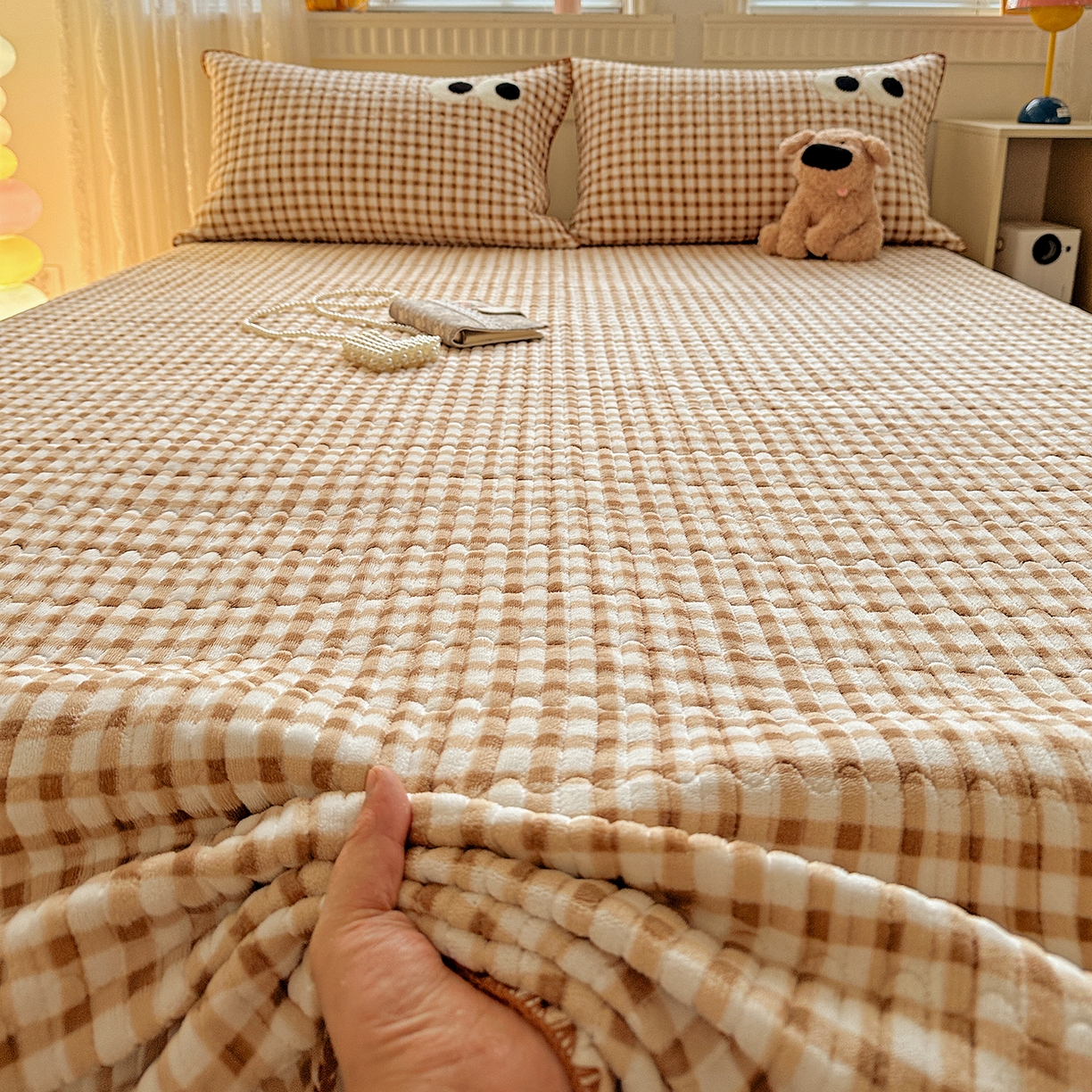 91家纺网 家纺一手货源 找家纺 （总）格真 2025新款无印风贝壳绣三角针牛奶绒床盖三件套大眼萌枕套双面可用