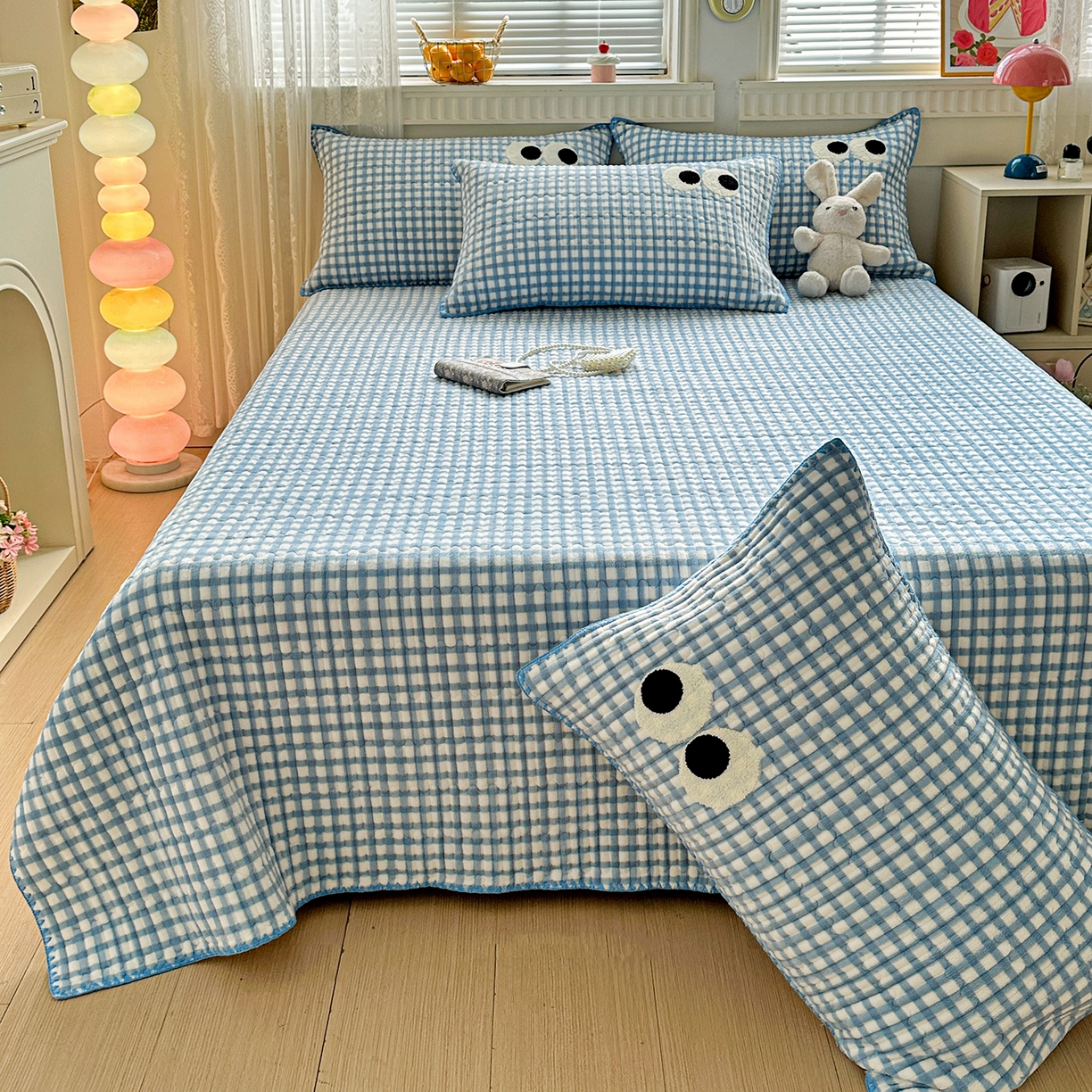 91家纺网 家纺一手货源 找家纺 格真 2025新款无印风贝壳绣三角针牛奶绒床盖三件套大眼萌枕套双面可用 蓝小格