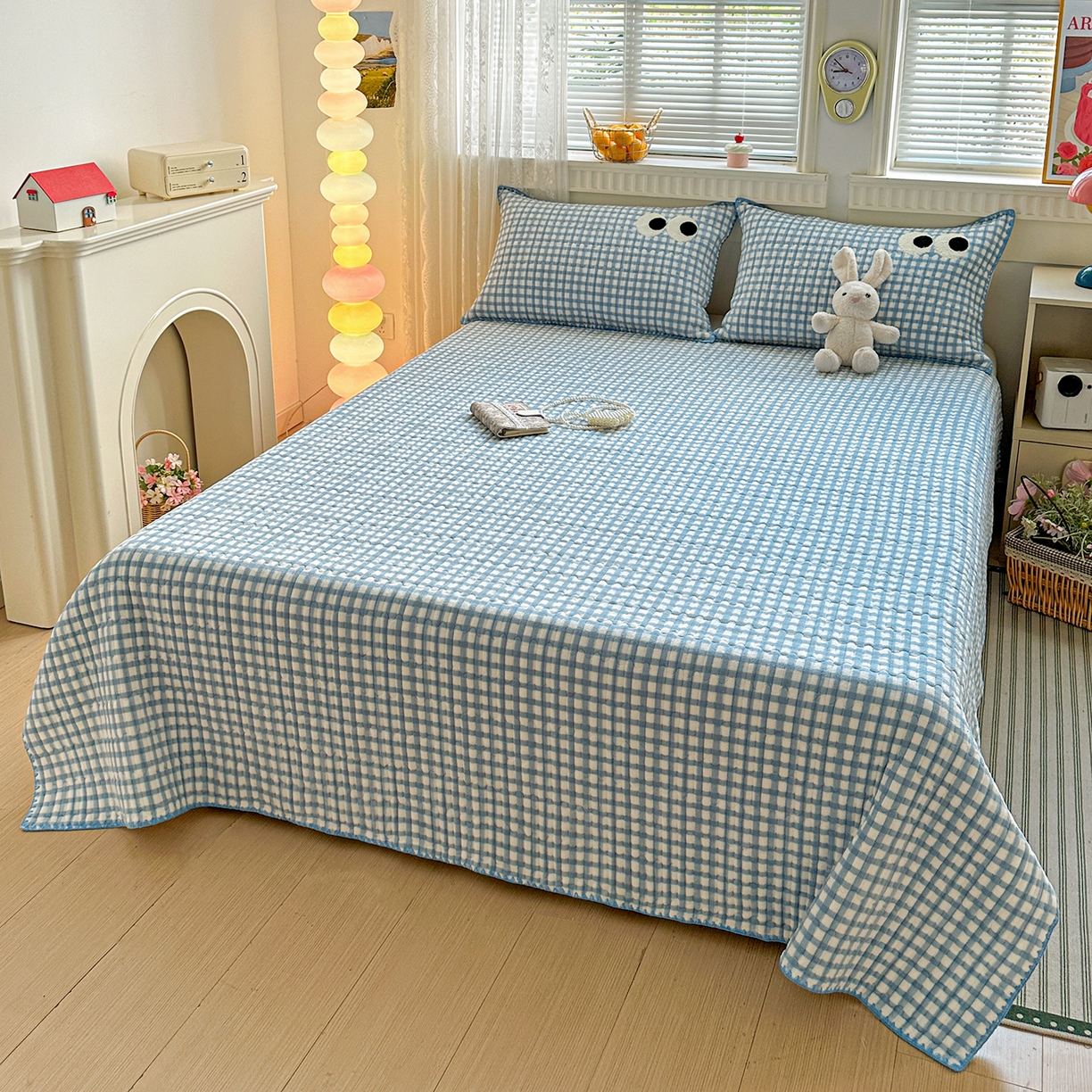 91家纺网 家纺一手货源 找家纺 格真 2025新款无印风贝壳绣三角针牛奶绒床盖三件套大眼萌枕套双面可用 蓝小格