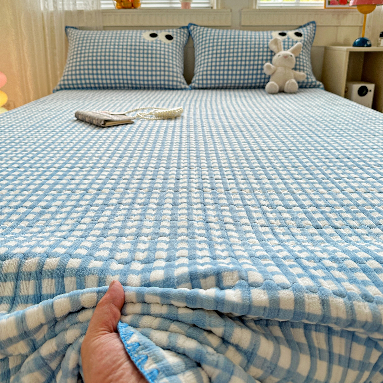 格真 2025新款无印风贝壳绣三角针牛奶绒床盖三件套大眼萌枕套双面可用 蓝小格