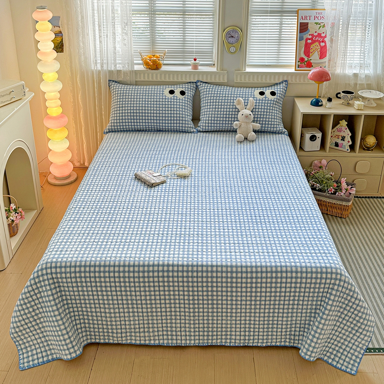 91家纺网 家纺一手货源 找家纺 格真 2025新款无印风贝壳绣三角针牛奶绒床盖三件套大眼萌枕套双面可用 蓝小格