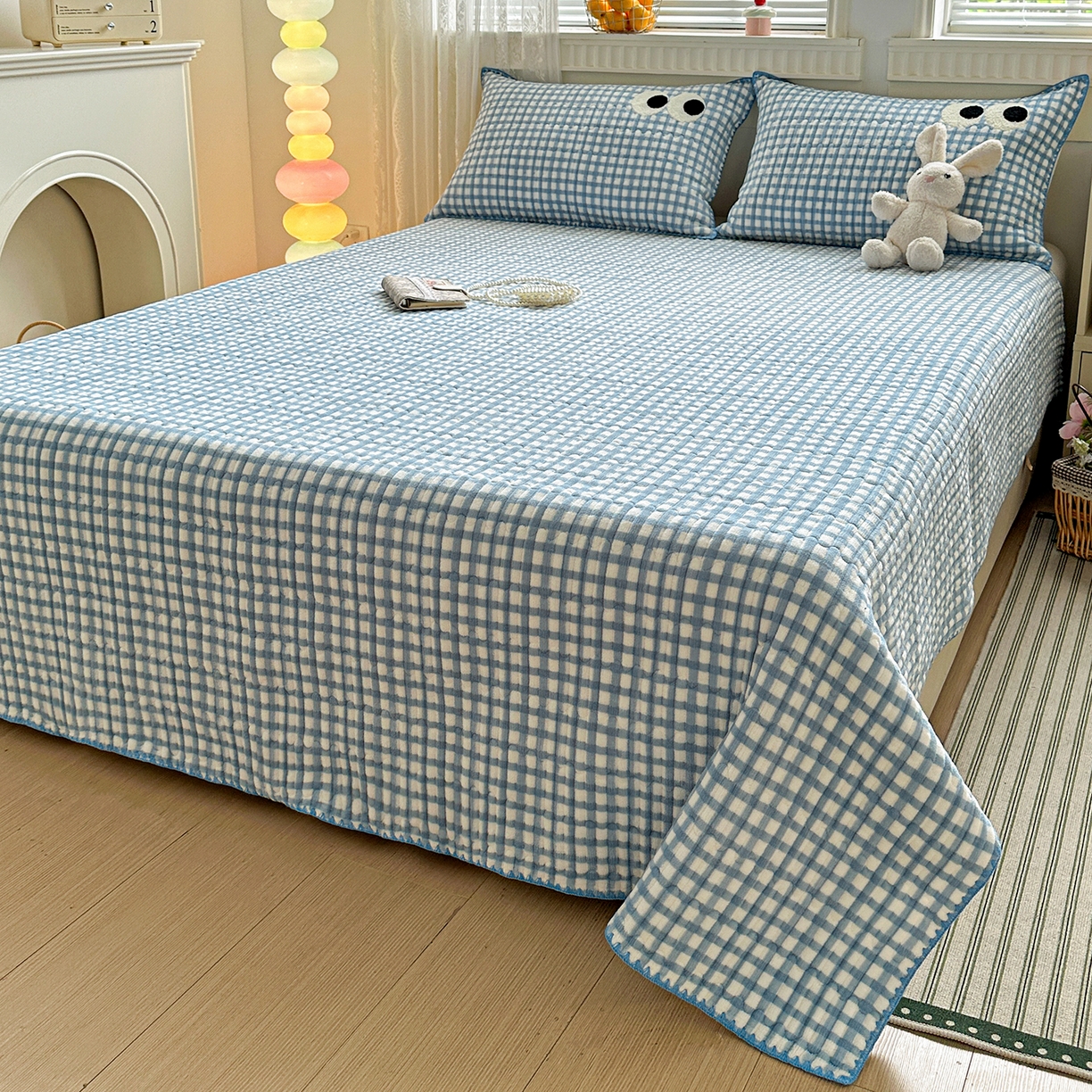 91家纺网 家纺一手货源 找家纺 格真 2025新款无印风贝壳绣三角针牛奶绒床盖三件套大眼萌枕套双面可用 蓝小格