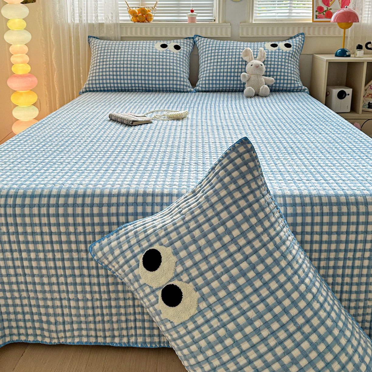 91家纺网 家纺一手货源 找家纺 格真 2025新款无印风贝壳绣三角针牛奶绒床盖三件套大眼萌枕套双面可用 蓝小格