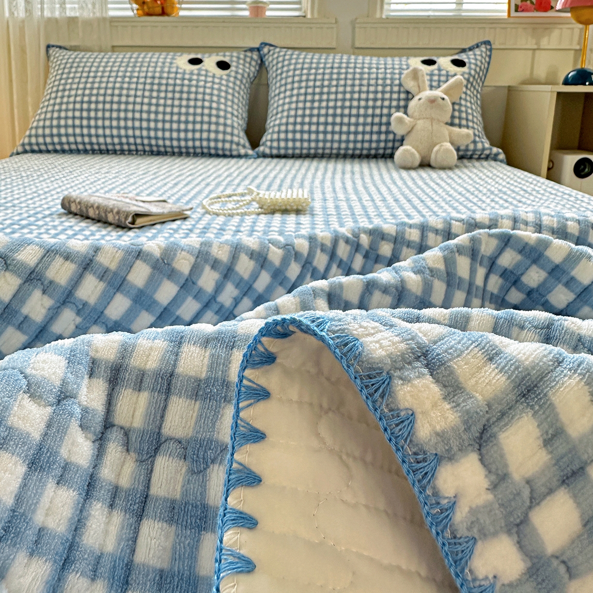 91家纺网 家纺一手货源 找家纺 格真 2025新款无印风贝壳绣三角针牛奶绒床盖三件套大眼萌枕套双面可用 蓝小格