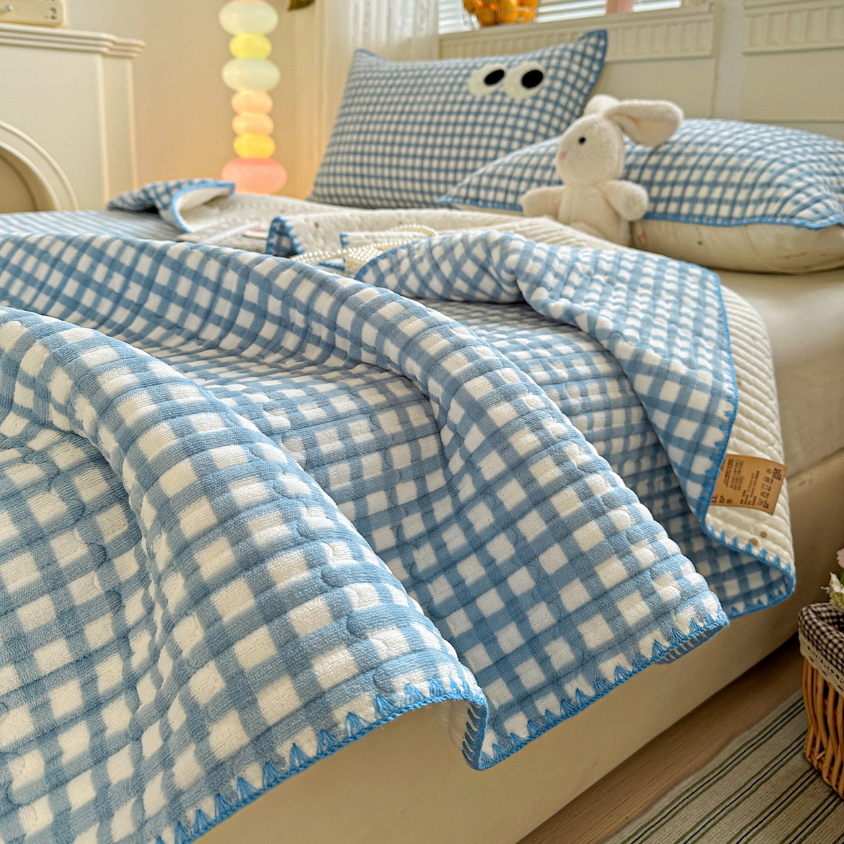 91家纺网 家纺一手货源 找家纺 格真 2025新款无印风贝壳绣三角针牛奶绒床盖三件套大眼萌枕套双面可用 蓝小格