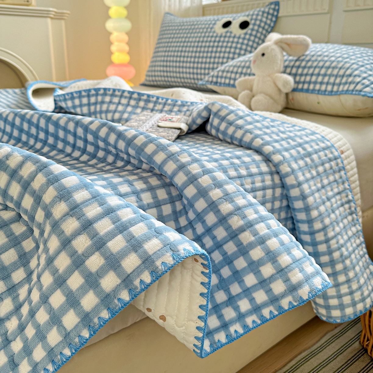 91家纺网 家纺一手货源 找家纺 格真 2025新款无印风贝壳绣三角针牛奶绒床盖三件套大眼萌枕套双面可用 蓝小格