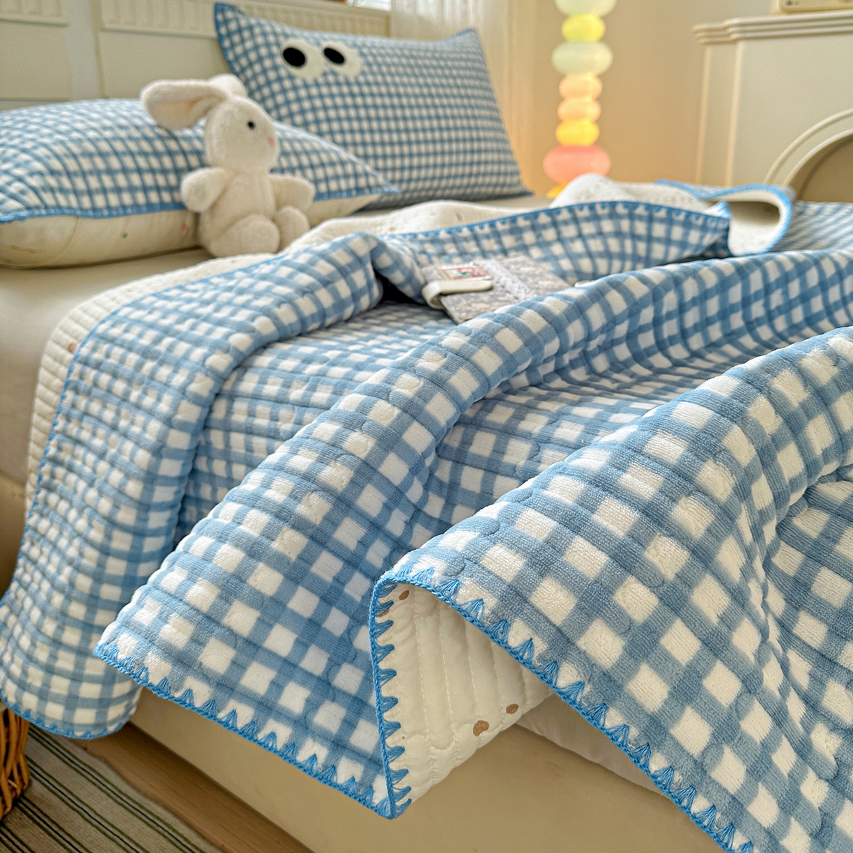 91家纺网 家纺一手货源 找家纺 格真 2025新款无印风贝壳绣三角针牛奶绒床盖三件套大眼萌枕套双面可用 蓝小格