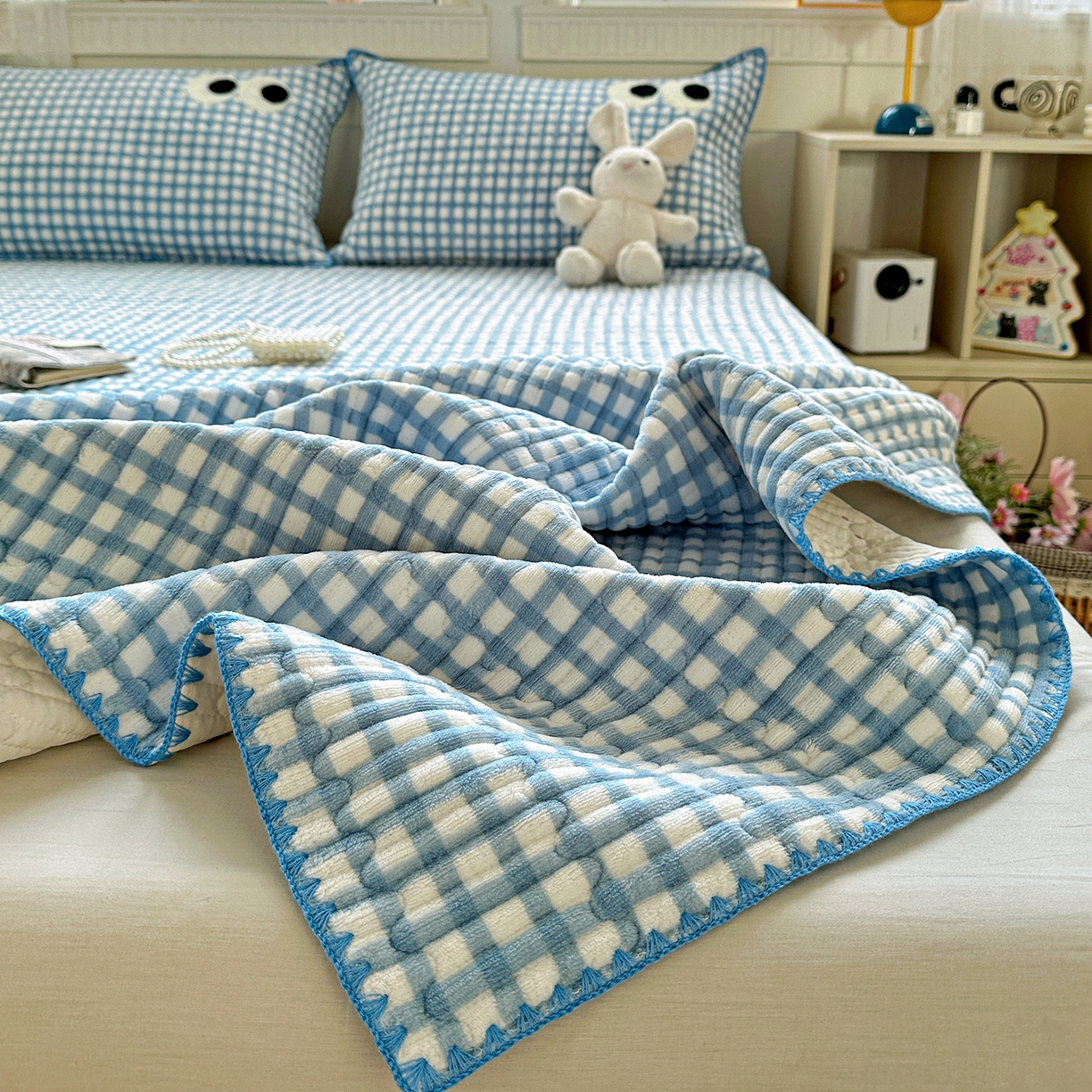 91家纺网 家纺一手货源 找家纺 格真 2025新款无印风贝壳绣三角针牛奶绒床盖三件套大眼萌枕套双面可用 蓝小格