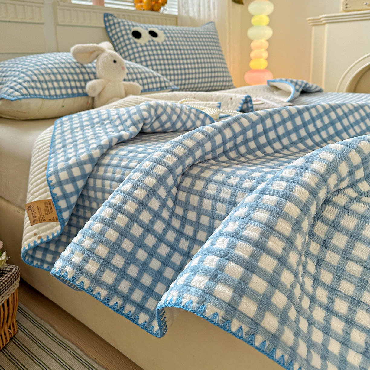 91家纺网 家纺一手货源 找家纺 格真 2025新款无印风贝壳绣三角针牛奶绒床盖三件套大眼萌枕套双面可用 蓝小格