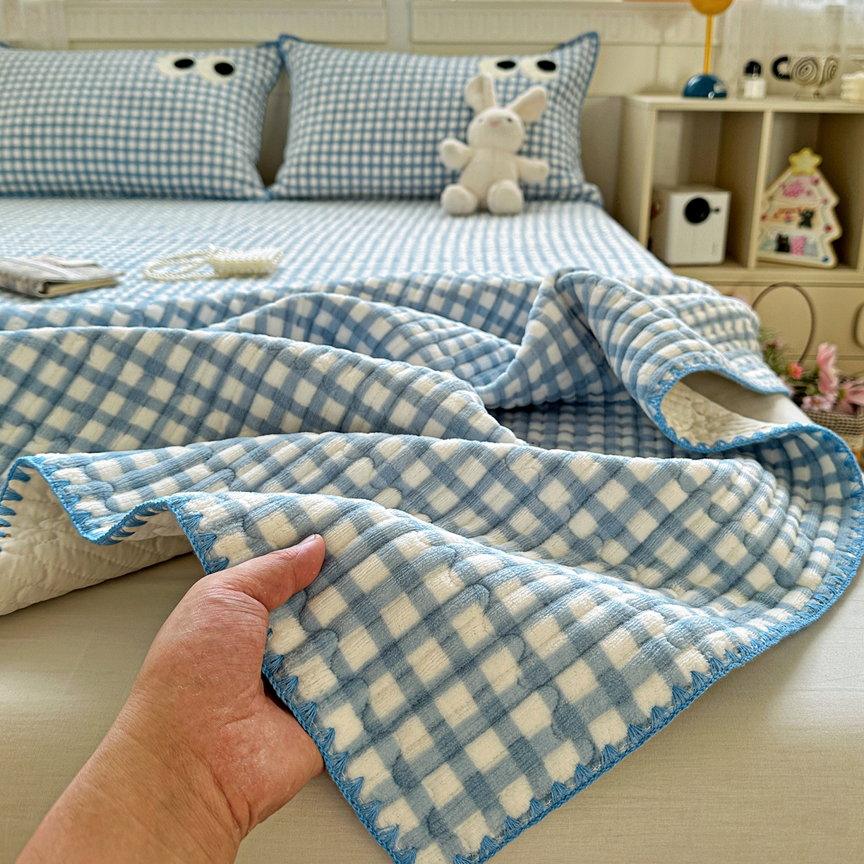 91家纺网 家纺一手货源 找家纺 格真 2025新款无印风贝壳绣三角针牛奶绒床盖三件套大眼萌枕套双面可用 蓝小格