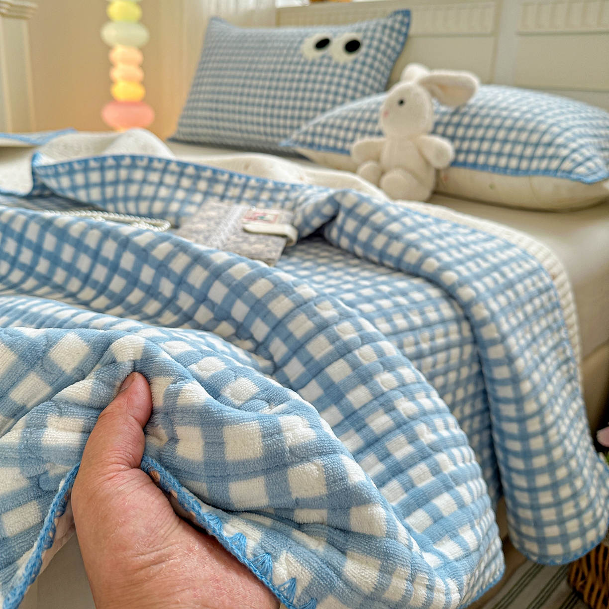 91家纺网 家纺一手货源 找家纺 格真 2025新款无印风贝壳绣三角针牛奶绒床盖三件套大眼萌枕套双面可用 蓝小格