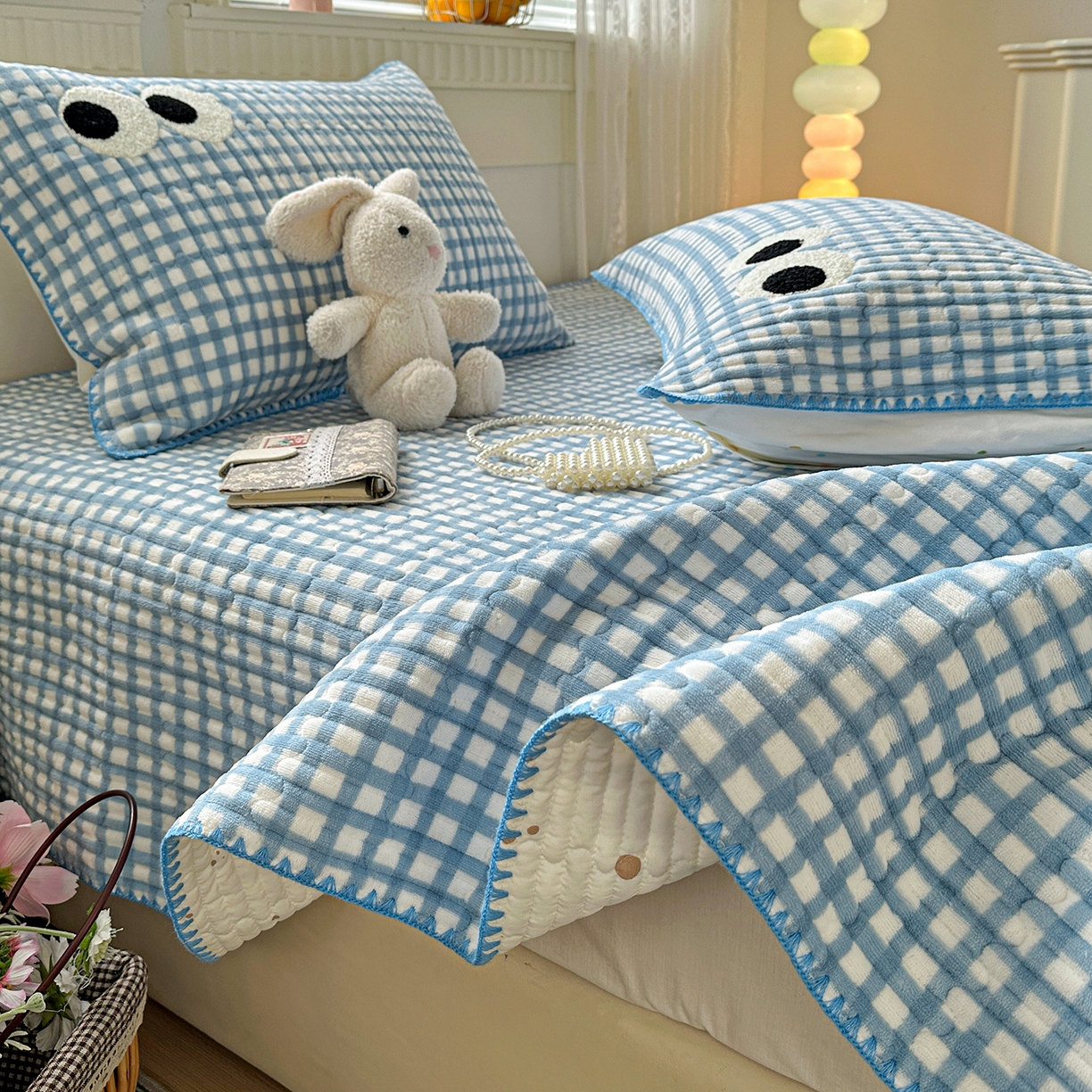 91家纺网 家纺一手货源 找家纺 格真 2025新款无印风贝壳绣三角针牛奶绒床盖三件套大眼萌枕套双面可用 蓝小格