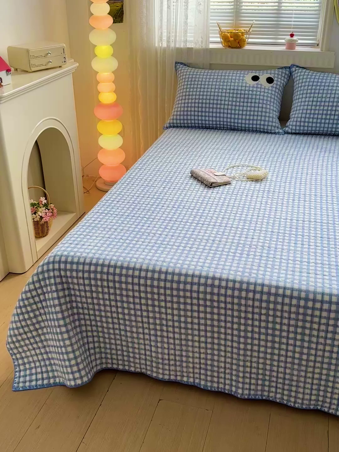 91家纺网 家纺一手货源 找家纺 格真 2025新款无印风贝壳绣三角针牛奶绒床盖三件套大眼萌枕套双面可用 蓝小格