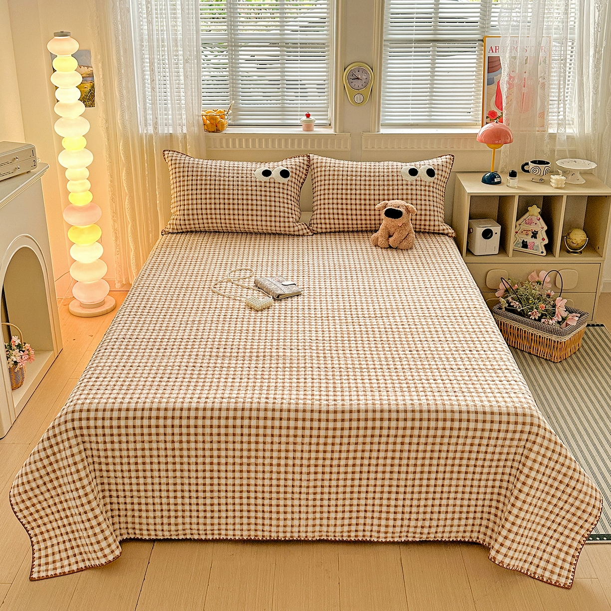 91家纺网 家纺一手货源 找家纺 格真 2025新款无印风贝壳绣三角针牛奶绒床盖三件套大眼萌枕套双面可用 维系驼格