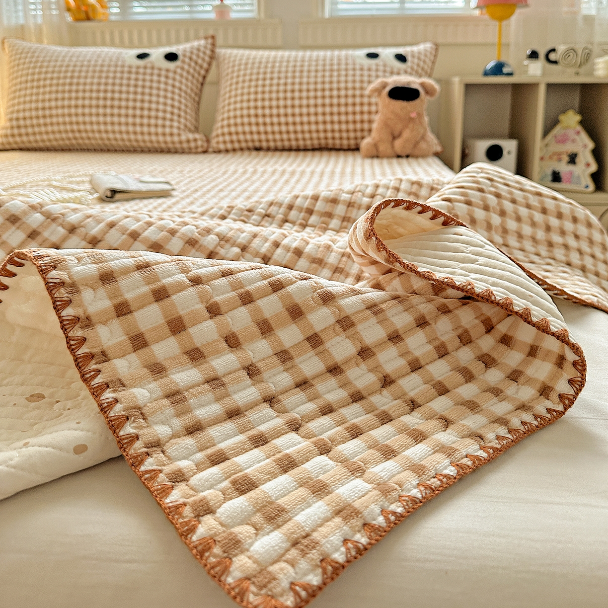 91家纺网 家纺一手货源 找家纺 格真 2025新款无印风贝壳绣三角针牛奶绒床盖三件套大眼萌枕套双面可用 维系驼格