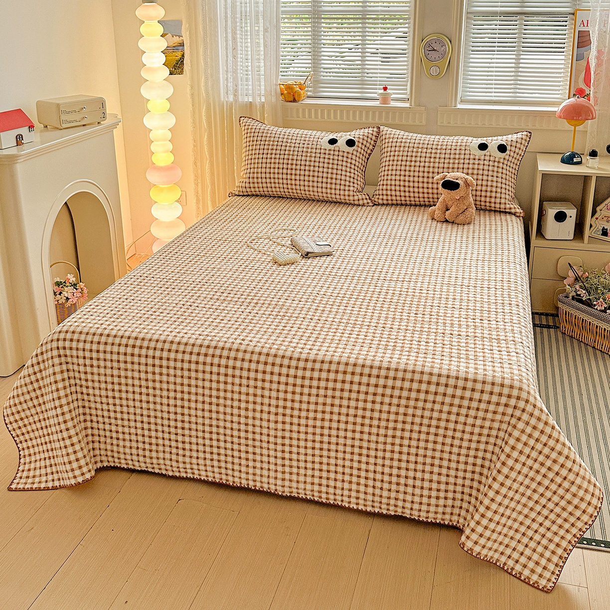 91家纺网 家纺一手货源 找家纺 格真 2025新款无印风贝壳绣三角针牛奶绒床盖三件套大眼萌枕套双面可用 维系驼格