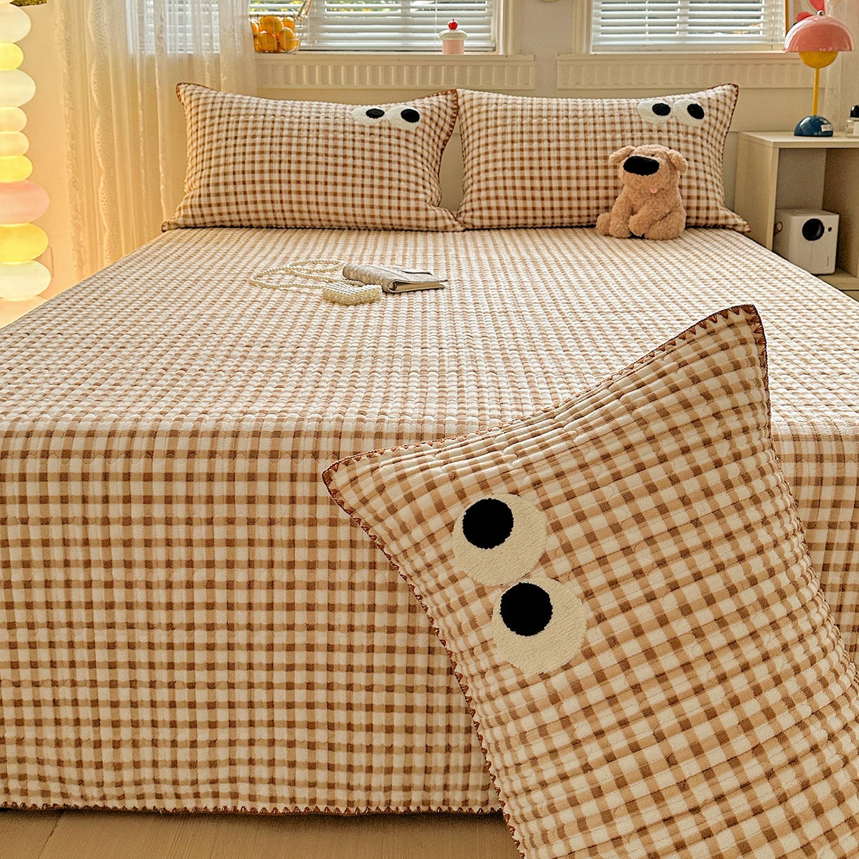 91家纺网 家纺一手货源 找家纺 格真 2025新款无印风贝壳绣三角针牛奶绒床盖三件套大眼萌枕套双面可用 维系驼格