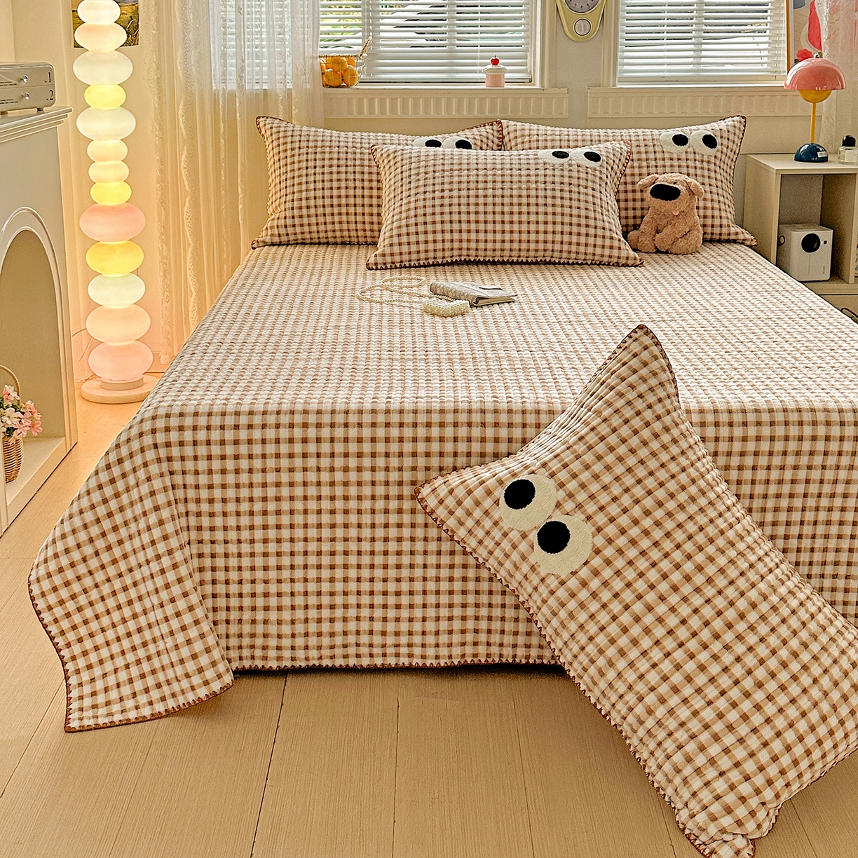 91家纺网 家纺一手货源 找家纺 格真 2025新款无印风贝壳绣三角针牛奶绒床盖三件套大眼萌枕套双面可用 维系驼格