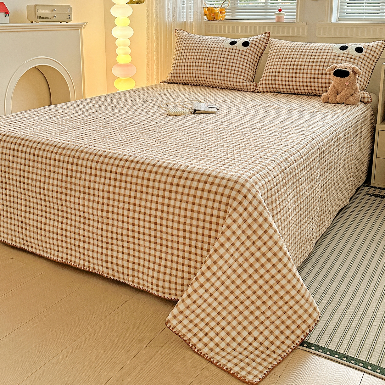 91家纺网 家纺一手货源 找家纺 格真 2025新款无印风贝壳绣三角针牛奶绒床盖三件套大眼萌枕套双面可用 维系驼格