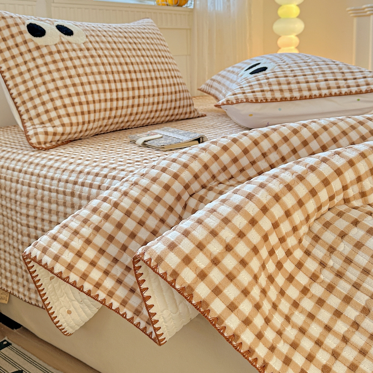 91家纺网 家纺一手货源 找家纺 格真 2025新款无印风贝壳绣三角针牛奶绒床盖三件套大眼萌枕套双面可用 维系驼格